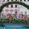 Der Blumenwagen ist beim Ruethenfest in Landsberg ein beliebtes Fotomotiv.