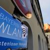 Auf dem Burgauer Kirchplatz gibt es bereits einen öffentlichen und kostenfreien Zugang ins Internet. Bayern-WLAN wächst auch im Kreis. 