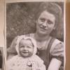Als 21-Jährige erlebte Viktoria Käuferle, hier mit ihrer Tochter Evi, das Ende des Zweiten Weltkrieges.