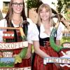 Die SGL-Kapelle feierte 45 Jahre Partnerschaft mit dem Musikverein Reisskofel Reisach. Unser Bild zeigt die beiden Musikerinnen Viktoria Lenzhofer (MV Reisach, links) und Melanie Rudloff, (SGL Kapelle Meitingen, rechts) mit den neu angefertigten Vereinstafeln der beiden Kapellen. 	