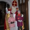 Der Nikolaus beschenkte an der Kirchenpforte Kinder. 	