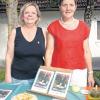 Renate Lenz (l.) und Isabella Uhl haben mit einigen Mitstreitern das Kochbuch „Sportliche Schlemmereien“ herausgebracht.