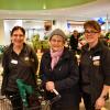 Es kann wieder losgehen: Filialleiterin Jutta Schuster, Stammkundin Erika Sing und Mitarbeiterin Petra Winter (von links) freuen sich besonders über die Neueröffnung des Cap-Markts. 	
