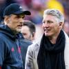 Bayern-Trainer Thomas Tuchel (l) im Gespräch mit Bastian Schweinsteiger.