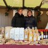 Veronika (l.) und Petra Völk (r.) verkaufen am Stand des Hofladen Morabach unter anderem selbst produzierten Likör.