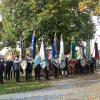 Die Fahnenabordnungen ehren die Opfer der Kriege und die verstorbenen Vereinsmitglieder.