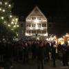 Vor der Kulisse des Bobinger Rathauses findet traditionell der Adventsmarkt statt. 