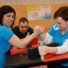 Armwrestling ist nicht nur was für harte Männer, sondern auch für Frauen. Hier kämpfen Susanne Adler und Susanne Schulze (rechts) gegeneinander, genau beobachtet vom Schiedsrichter.  	