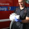 Eine weiße Hochzeitstaube wurde in Augsburg gefunden. Die Feuerwehr brachte das Tier zum Arzt.