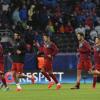 Da wärmen sie sich noch auf: Die Spieler vom FC Sevilla spielen im UEFA Supercup gegen Real Madrid.