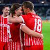 Freiburgs Nils Petersen (r) jubelt nach seinem Tor zum 2:0 mit Freiburgs Lucas Höler (l).