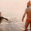 Das Eistauchen von 1981 gilt als Geburtsstunde des Silvesterschwimmens der Wasserwacht: Georg Brugner mit Neoprenanzug, Georg Uhl und Erich Kracklauer mit Badehose und Bobbelkapp. Im vergangenen Jahr wurden beim Silvesterschwimmen 74 Teilnehmer gezählt. 