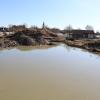 Die Baustelle am Sportplatz in Alerheim steht nach den Regenfällen vom Wochenende komplett unter Wasser.