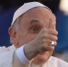 Daumen hoch: Papst Franziskus bei seinem Besuch in Neapel.