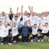 Die Meister-Shirts lagen griffbereit: Mit dem 1:1 beim TSV Balzhausen holte sich der SC Ichenhausen den Titel in der Kreisliga West und feierte anschließend ausgelassen den Aufstieg in die Bezirksliga. In der neuen sportlichen Heimat geht’s nun zum Saison-Auftaktspiel nach Bubesheim. 