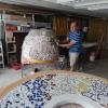 Aus lauter Bruchstücken von Tassen und Untertellern baut Hubert Asam die Mosaike auf seiner überdimensionalen "Sammeltasse". Sie wird während der Kunstmeile in Aichach vor dem Café Koch stehen.