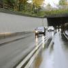 Auf nasser Fahrbahn ist ein Autofahrer kurz vor dem Mühlwegtunnel in Günzburg ins Rutschen gekommen.