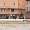 Blick auf die durch Hochwasser gestiegene Donau und einen Wasser-Schutzwall am 04.06.2013 in Regensburg.