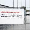 Vor den verschlossenen Toren lasen die Kinder gestern, dass das UWB-Kindersportfest wegen des schlechten Wetters ausfällt. 