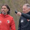 Bekommt von Stefan Reuter (rechts) Rückendeckung: FCA-Coach Martin Schmidt.