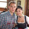 Der FC Bayern war auf dem Oktoberfest. Mit dabei natürlich auch Manuel Neuer mit Freundin Kathrin.