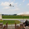 Der Blick auf die Start- und Landebahn am Flughafen Augsburg. 