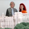 Christo und Jeanne-Claude hinter dem Modell des verhüllten Berliner Reichstag.