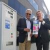 Ole von Beust, Geschäftsführer von Smartparking (rechts) und Oberbürgermeister Gunter Czisch stellten das neue Handyparken am Grünen Hof vor.  	