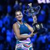 Aryna Sabalenka mit der Trophäe für den Triumph bei den Australian Open.