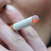 Die elektronische Zigarette wird als «gesunde Alternative» zum Rauchen gehandelt. Doch Kritiker warnen vor den Auswirkungen des E-Glimmstängels. (Bild: dpa)