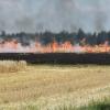 Durch Hitze und Trockenheit gingen in der Region mehrere Felder in Flammen auf. Das Bild zeigt ein Feuer bei Oberottmarshausen im Landkreis Augsburg.