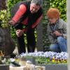 Auf dem Steppacher Friedhof liegen der Sohn und der Mann von Irmgard Schiebel (links) begraben. Dass in Steppach fast regelmäßig etwas gestohlen wird, weckt die Trauer um die geliebten Menschen neu. Isolde Böckelmann (rechts) geht es genauso, ihr Sohn ist daneben begraben. 
