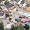 Der Dorfplatz im Marienthal im Ahrtal. Das Freundschaftshaus soll in etwa auf Höhe der anthrazitfarbenen Container entstehen.