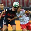 Kopf an Kopf: Bayern-Torjäger Robert Lewandowski (l) und RB-Kapitän Willi Orban.