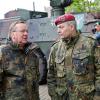 BundesverteidigungsminBoris Pistorius (links) bei einem Termin bei der Bundeswehr: Bei "Maischberger" wird er am 17. Mai 2023 vor allem über die Ukraine sprechen.