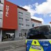 Die Polizei rückte am Mittwochmittag zu einem Großeinsatz in einem Hotel in Gersthofen aus, dort wurde ein schwer verletzter Mann gefunden. Erst später fand die Polizei heraus, dass er seine Ex-Frau getötet haben könnte.