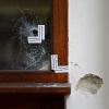 Markierte Einschusslöcher an einer Tür am Tatort nach dem Terroranschlag am 2. November nahe der Synagoge im Wiener Stadtzentrum.