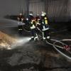 Zu einem Schwelbrand in einem holzverarbeitenden Betrieb in Ecknach  urden am Freitagabend die Feuerwehren Ecknach und Aichach gerufen.