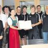Strahlende Gesichter: Die ersten Teams von Hubertus Scheinbach und der Tischtennis-Abteilung des FCE trugen sich ins „Goldene Buch“ der Gemeinde ein.  