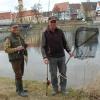 An dieser Stelle entsteht der Lauinger Stadtstrand an der Donau. Auch die beiden Fischer Werner Demeter (links) und Reinhold Lachermeier zweifeln am Sinn des Projekts. 