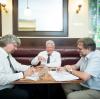 Der ehemalige Bundespräsident Joachim Gauck im Gespräch mit Rudi Wais (rechts) und Stefan Lange (links) von der Augsburger Allgemeinen. 