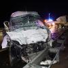 Ein zerstörter Paketwagen steht auf einer Autobahnbrücke, nachdem er von hinten in einen Truck der US-Armee gekracht ist.