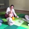 Schon die Kleinsten ab neun Monaten können mit ihren Eltern zur Spielgruppe kommen. Sie wird von Verena Demmel (Mitte) geleitet.