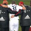 Bayerns Bastian Schweinsteiger (M) muss während dem Spiel gegen Stuttgart verletzt vom Platz. Foto: Jan-Philipp Strobel dpa