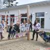Zum Neubau der Kindervilla Tiefenbacher in Gersthofen gehört auch ein Spielplatz, den die Kinder der Raupengruppe mit Erzieherin Yasemin Tas in Beschlag genommen haben. Gestern wurden der Neubau und der umgebaute bisherige Kindergarten offiziell eingeweiht. 