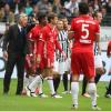 Der Münchener Trainer Carlo Ancelotti (l) spricht mit seinen Spielern.