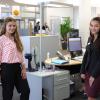 Lisa Jessica Kleinheinz (links), 15, und Daniela Caleta, 19, beginnen eine Ausbildung zur Bankkauffrau. Damit könnten ihre Karrieren beginnen. 