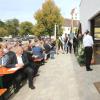 Am Sonntag wurde das neue Bürgerhaus in Mönstetten feierlich eingeweiht. Das Foto zeigt Dürrlauingens Pfarrer Winfried Prinz zusammen mit dem evangelischen Pfarrer Peter Gürth bei der Segnung, rechts Dürrlauingens Bürgermeister Edgar Ilg. 