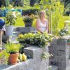 Petra Wiedenmann sitzt gerne in ihrem Garten. Vor allen in ihrer nun Sitzecke, von wo sie einen tollen Blick in Tal hat.  