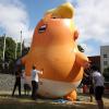 Demonstranten lassen einen Ballon in Form eines Trump-Riesenbabys steigen.